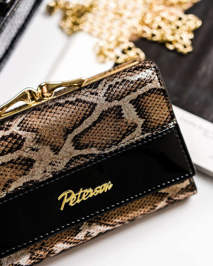 Skórzany portfel damski z wężowym wzorem — Peterson