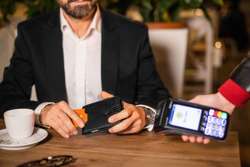 STEVENS Skórzany portfel męski  RFID z szybkim dostępem do karty i miejscem na AirTag